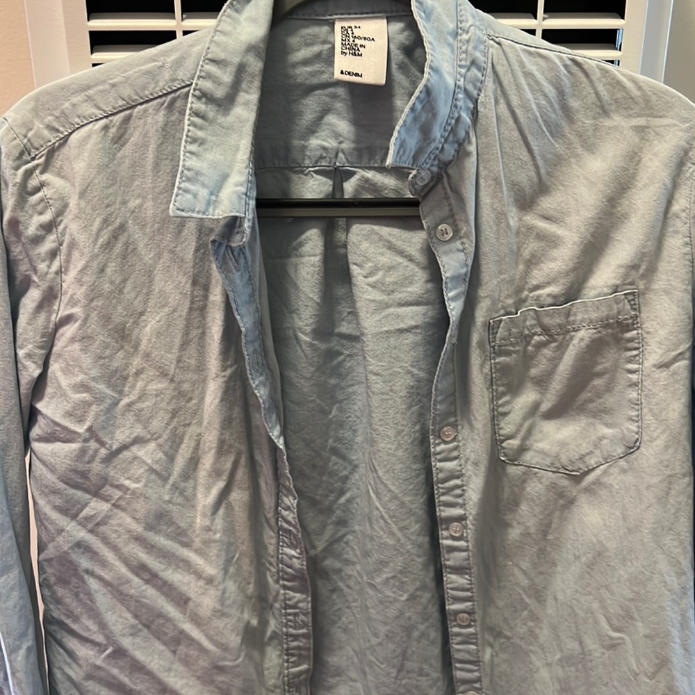Light blue women’s size 4 button down shirt